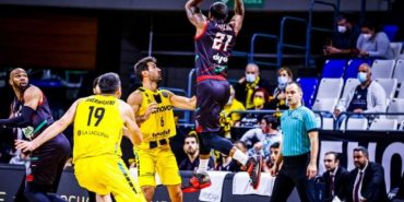 a95f0b38-tony-taylor-jumps-looks-for-pass-karsiyaka-at-tenerife-basketball-champions-league-625x375