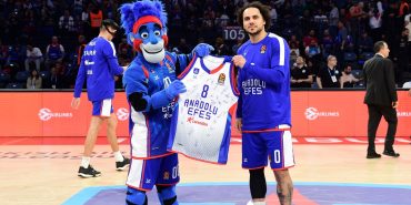 1718875702_Anadolu_Efes__8_Mart_D__nya_Kad__nlar_G__n_____Shane_Larkin__1_
