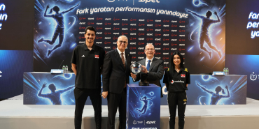1778764220_TVF_B__k.Mehmet_Akif___st__nda____OPET_Genel_M__d__r_____zg__r_Kahramanzade__A_Milli_Kad__n_Voleybol_Oyuncusu_Melis_Y__lmaz__A_Milli_Erkek_Voleybol_Oyuncusu_Ertu__rul_Gazi_Metin