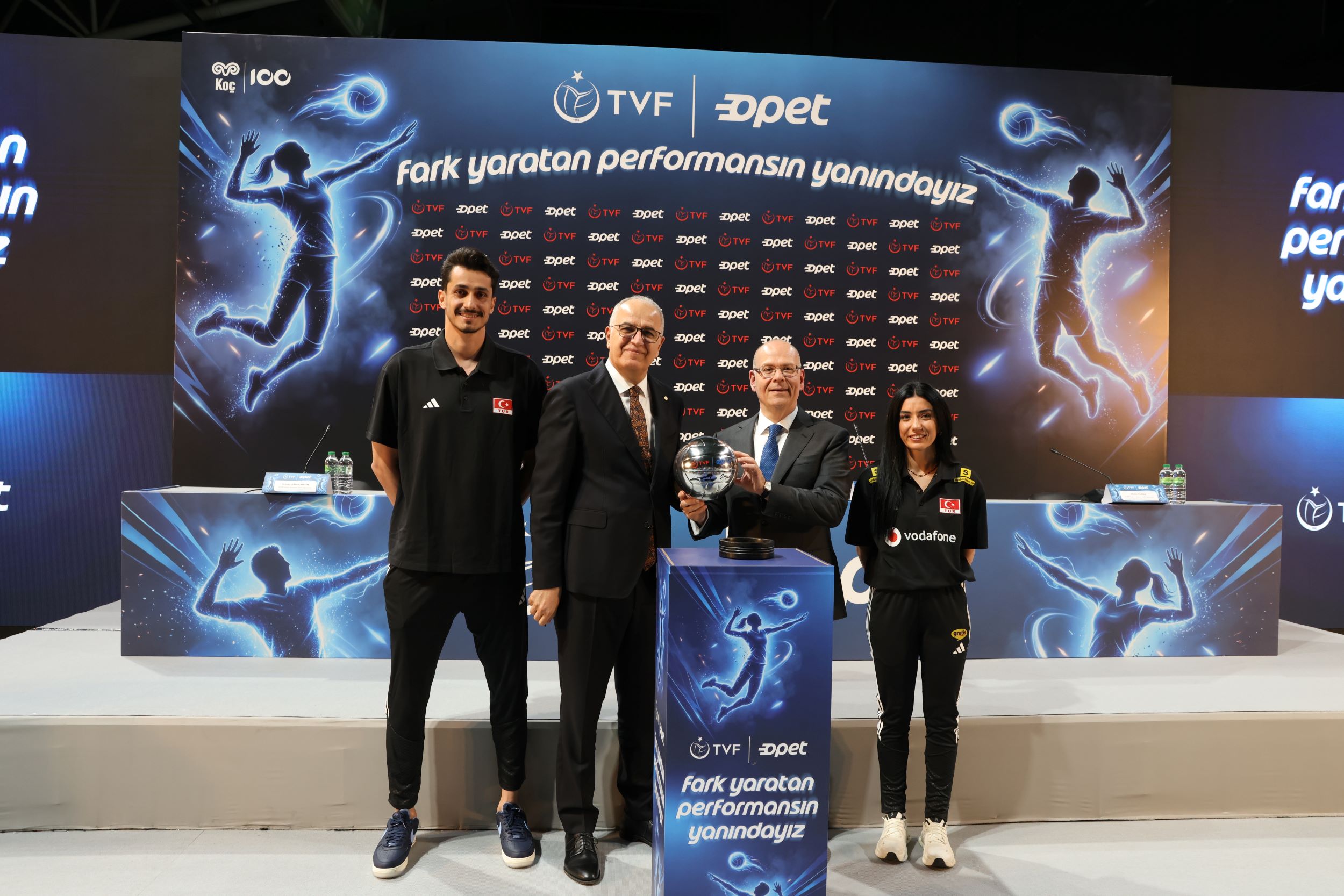 1778764220_TVF_B__k.Mehmet_Akif___st__nda____OPET_Genel_M__d__r_____zg__r_Kahramanzade__A_Milli_Kad__n_Voleybol_Oyuncusu_Melis_Y__lmaz__A_Milli_Erkek_Voleybol_Oyuncusu_Ertu__rul_Gazi_Metin